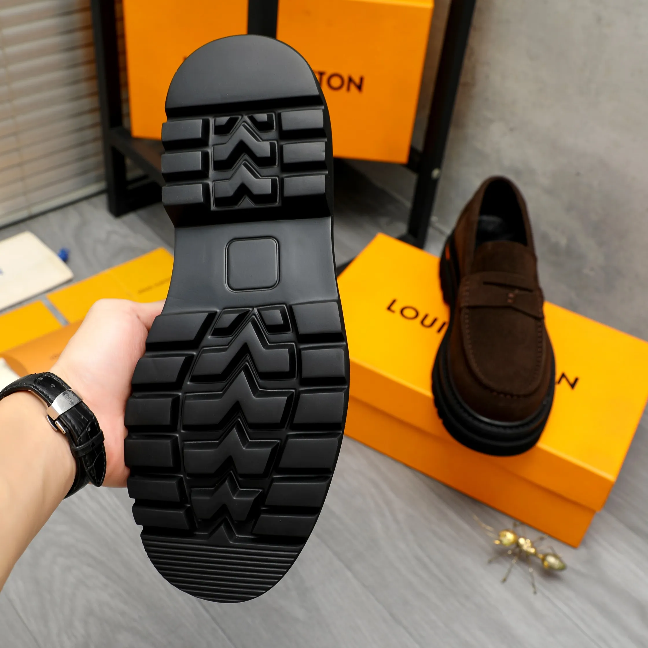 Men's shoes 💰620 Product trademark: LV "Louis Vuitton" business casual slip-on leather shoes Regular size: 37-46 Product material: Selected high-quality frosted cowhide upper, pigskin lining, rubber outsole